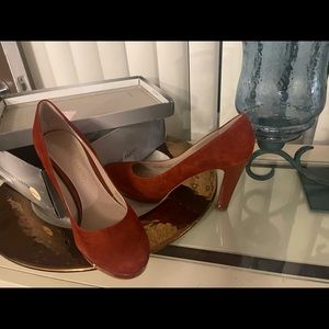 Beautiful Franco Sarato suede pumps size 8.5M Rust Orange leather round toe
